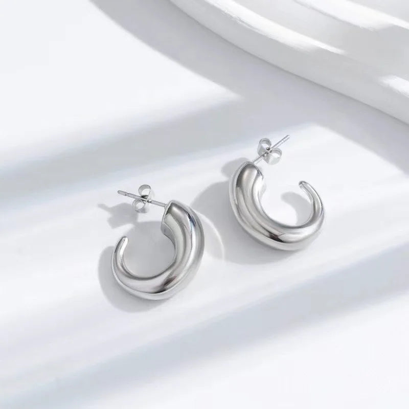 Stylish retro G-shaped hollow earrings Personality stylish stainless steel gold-plated stud earrings smooth chubby earrings for
