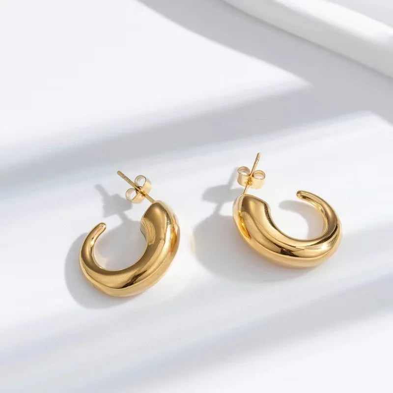 Stylish retro G-shaped hollow earrings Personality stylish stainless steel gold-plated stud earrings smooth chubby earrings for