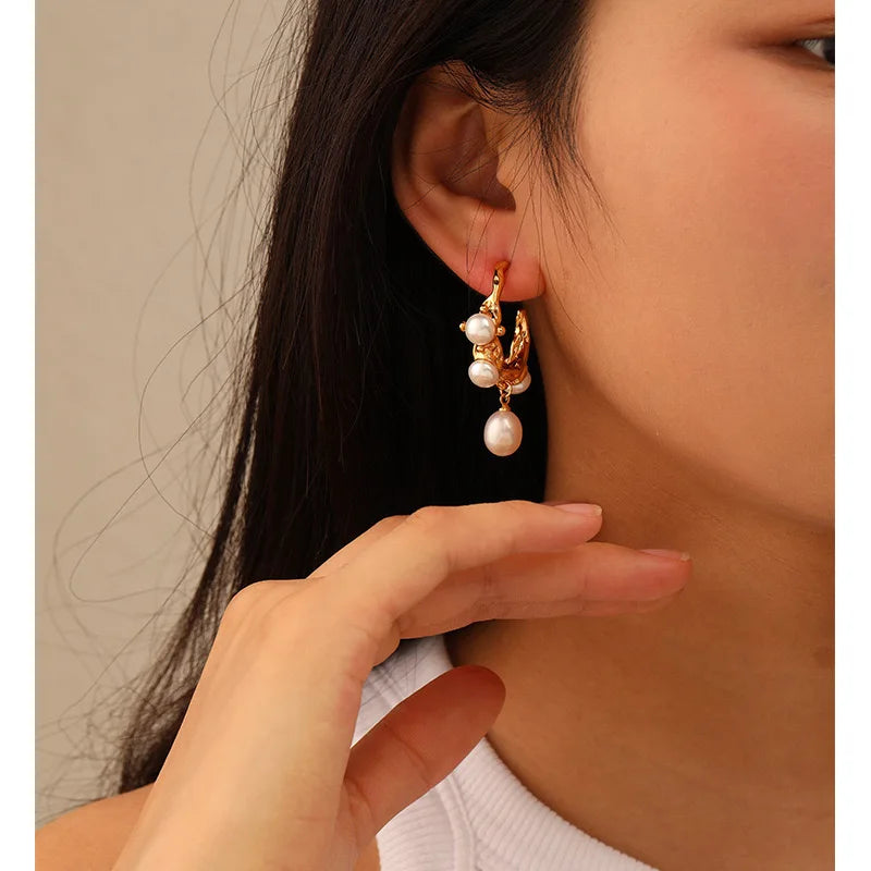 2024 new EuropeAn-American style niche French retro senior imitation Baroque pearl studs design sense earrings female