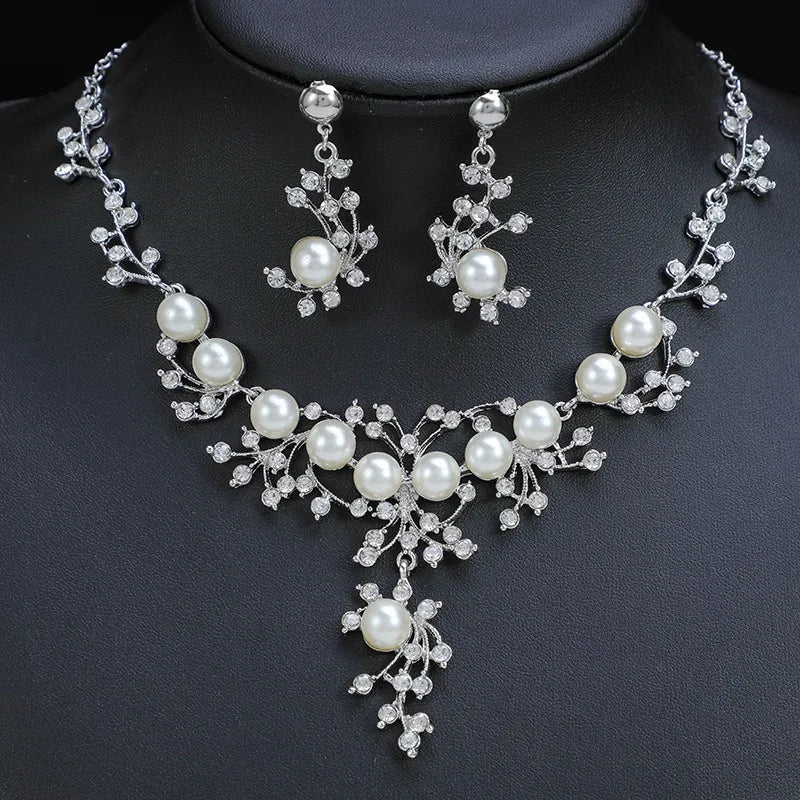 New Fashionable and Luxury Pearl Necklace Set for Women's Light Luxury, Small and Versatile Sweater Chain, Lock Bone Chain Alloy