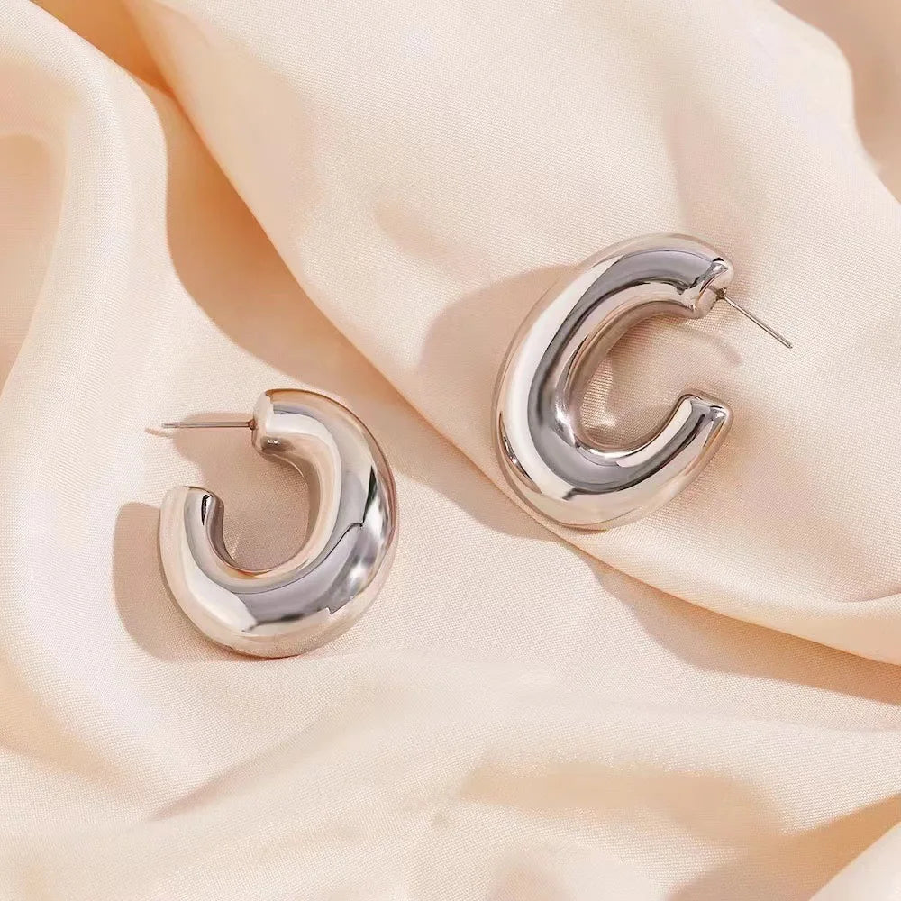 Stylish retro G-shaped hollow earrings Personality stylish stainless steel gold-plated stud earrings smooth chubby earrings for