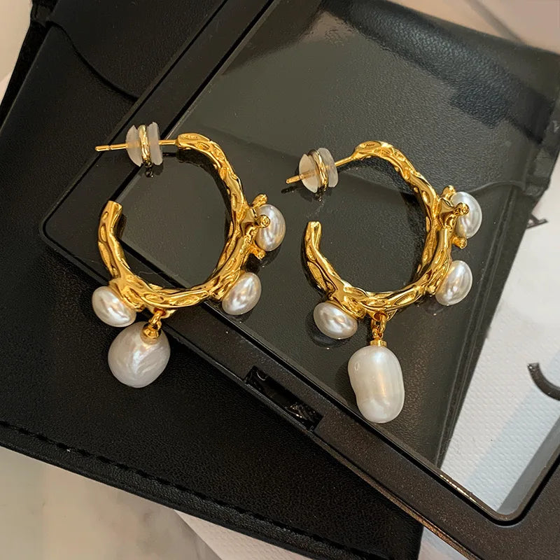 2024 new EuropeAn-American style niche French retro senior imitation Baroque pearl studs design sense earrings female