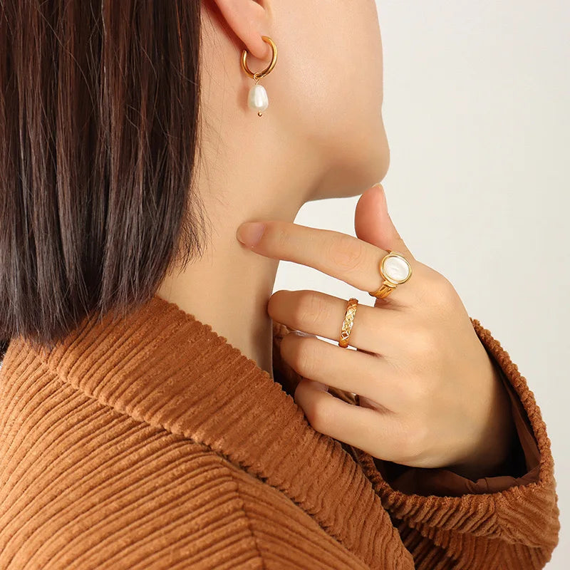 Metal circle ear buckle Fresh water pearl pendant earrings do not fade light luxury French titanium steel plated 18K gold earrin