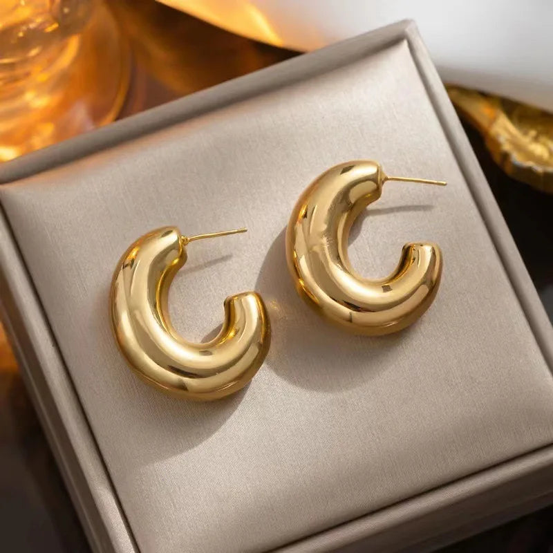Stylish retro G-shaped hollow earrings Personality stylish stainless steel gold-plated stud earrings smooth chubby earrings for