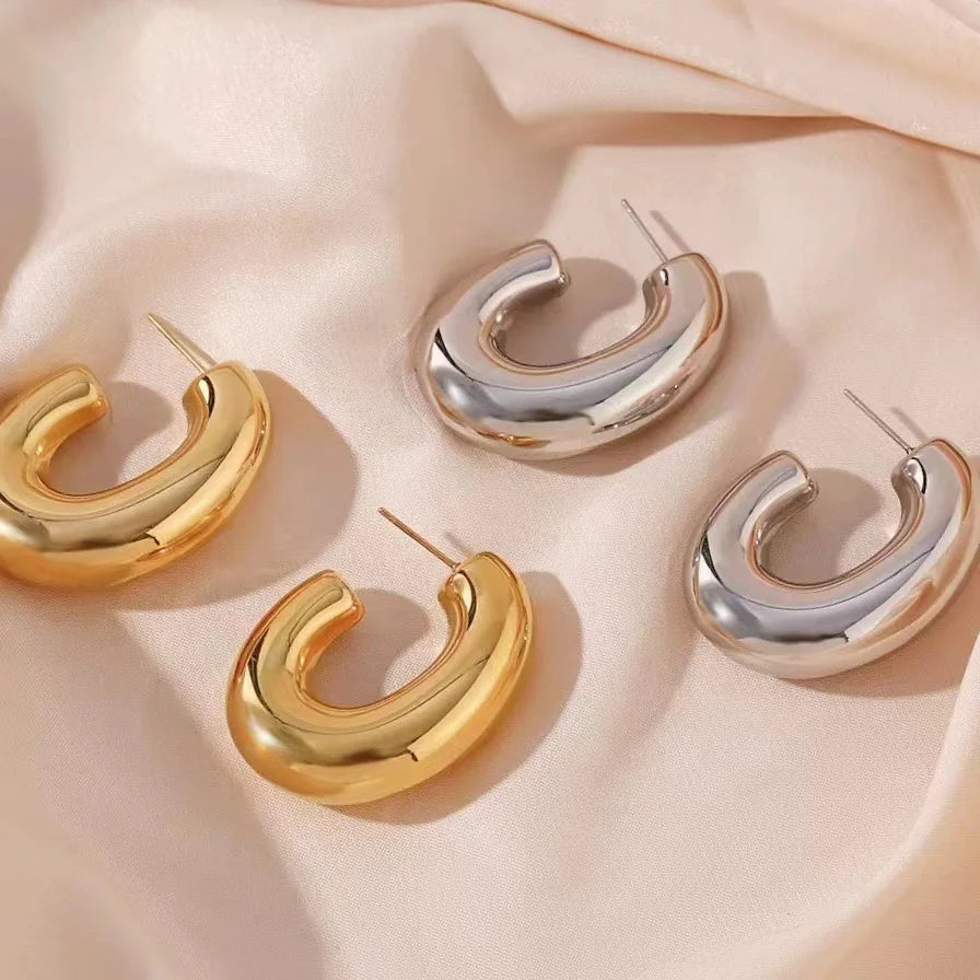Stylish retro G-shaped hollow earrings Personality stylish stainless steel gold-plated stud earrings smooth chubby earrings for