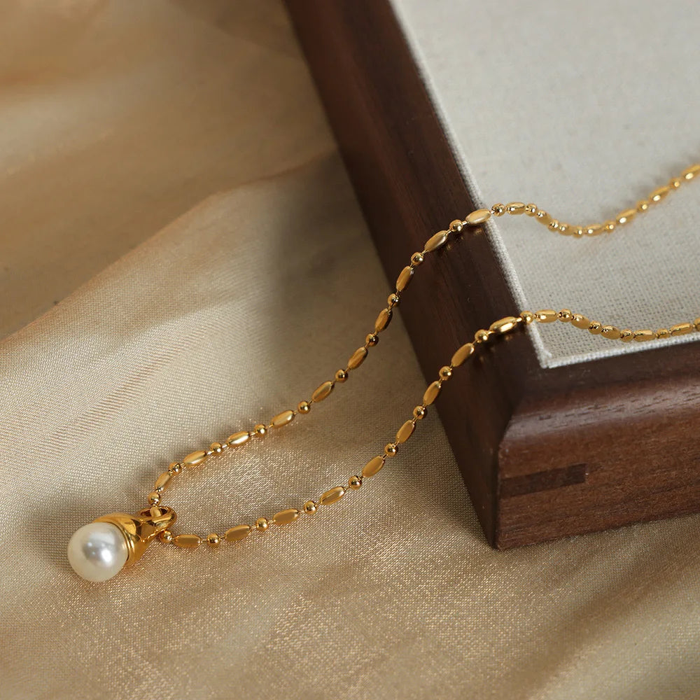 Fashion temperament with light luxury rice bead chain necklace titanium steel shell bead pendant collarbone chain with accessori