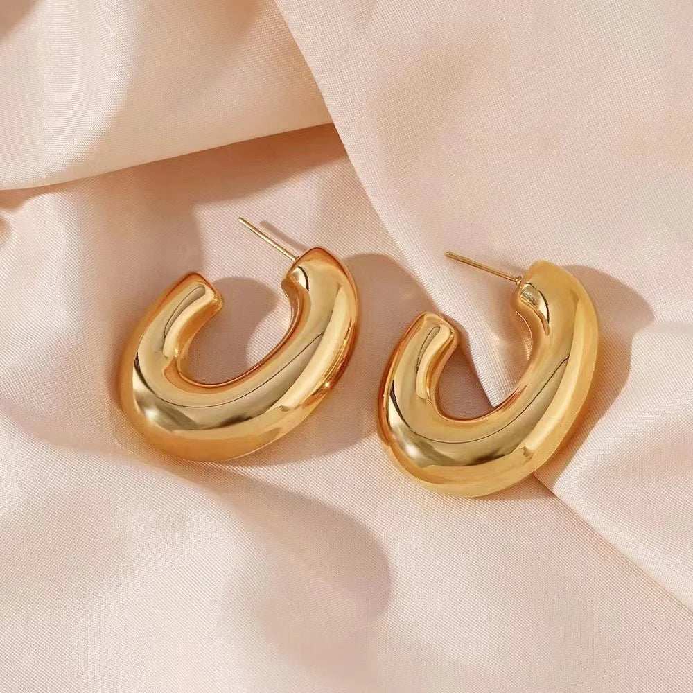Stylish retro G-shaped hollow earrings Personality stylish stainless steel gold-plated stud earrings smooth chubby earrings for